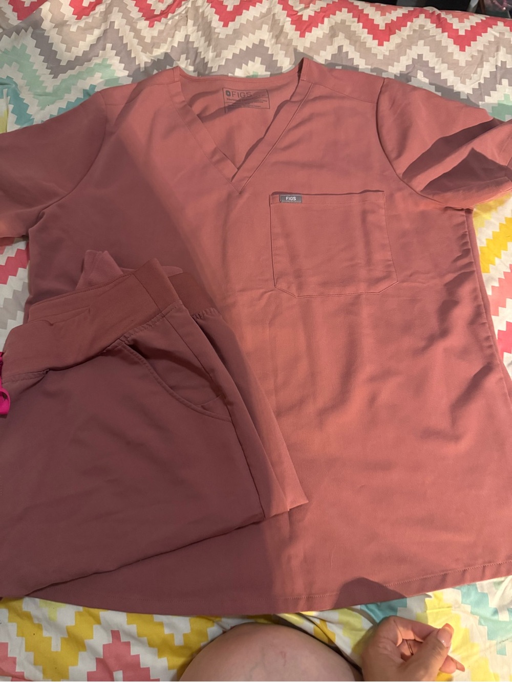 Figs Men’s V-Neck Scrub Set in Dusty Rose
